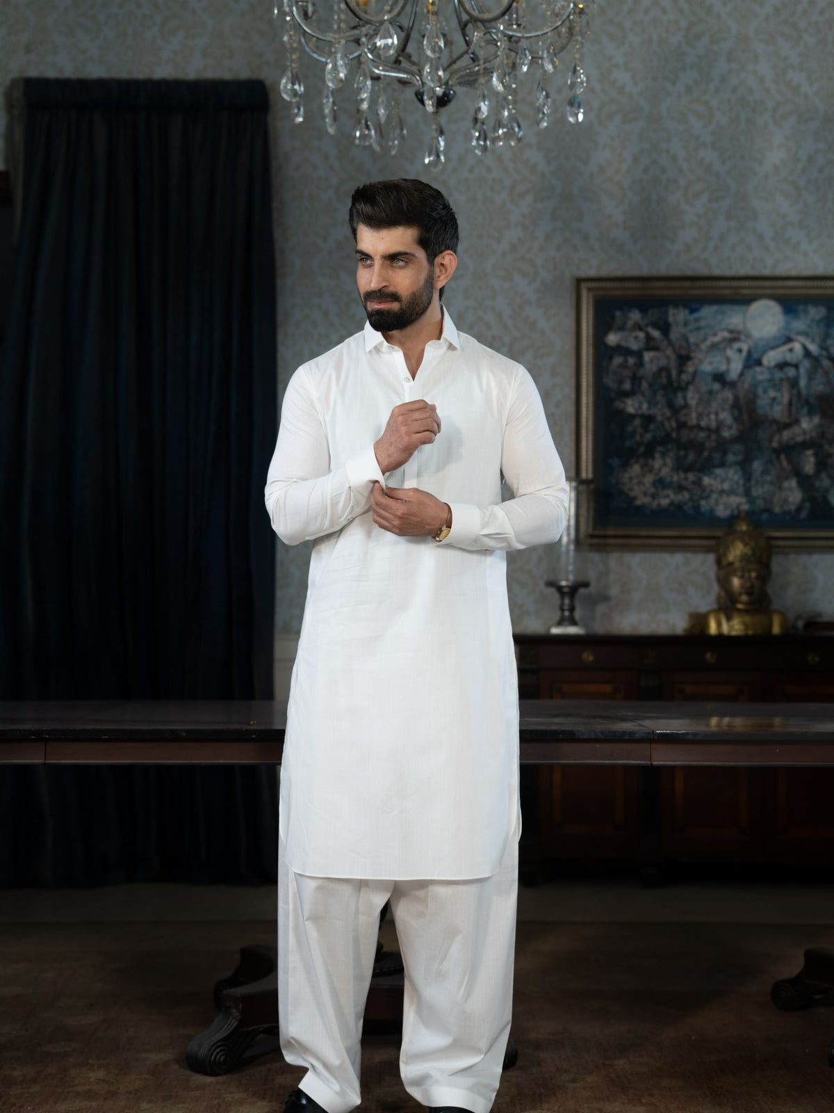 Pakistani men's shalwar kameez in Pakistan